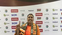 Muhammad Gunawan Hendromartono, alias Gugun Gondrong, mendukung langsung Persija Jakarta pada leg pertama semifinal Piala Presiden 2018 di Stadion Manahan, Solo, Sabtu (10/2/2018). (Liputan6.com/Muhammad Adiyaksa)