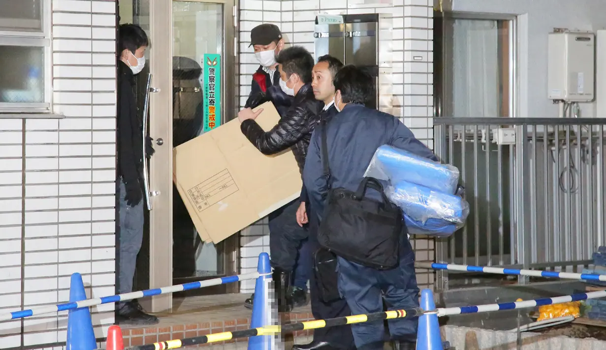 Polisi menggeledah apartemen Kabu Terauchi (23) di Tokyo, Jepang, 28 Maret 2016. Pria yang baru saja lulus dari universitas itu ditangkap lantaran menyekap seorang gadis remaja (15) selama dua tahun lamanya di dalam apartemen miliknya. (JIJI PRESS/AFP)