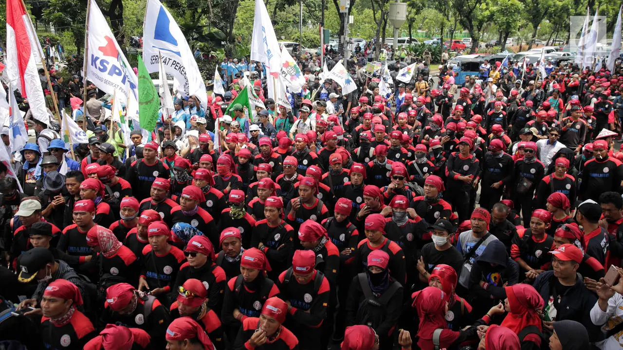 Massa Buruh Kepung Balai Kota DKI