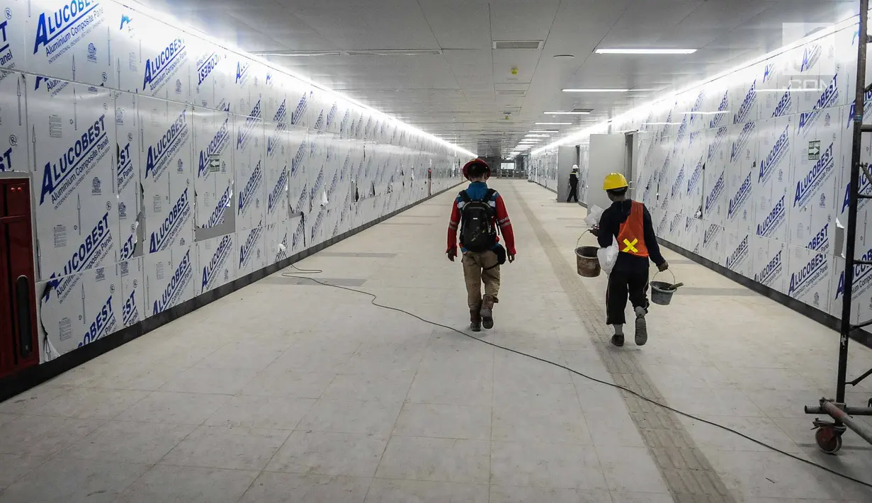 Pekerja menyelesaikan proyek pengerjaan Stasiun Mass Rapid Transit (MRT) Bundaran HI, Jakarta, Senin (10/12). (Liputan6.com/Faizal Fanani)
