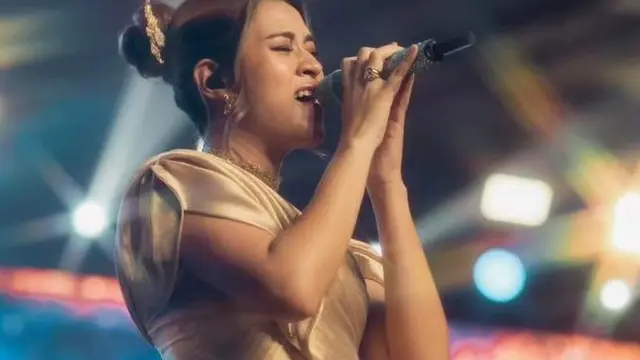 Raisa dengan tampilan emas (Instagram/raisa6690)