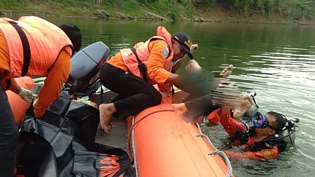 Bocah korban tenggelam Sungai Citanduy ditemukan dalam kondisi meninggal dunia, Kamis (20/9/2018). (Liputan6.com/Basarnas/Muhamad Ridlo)