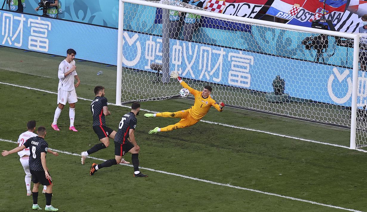 Spanyol baru bisa membalasnya pada menit ke-38. Memanfaatkan bola rebound dari tendangan Jose Gaya yang berawal dari kemelut di depan gawang Kroasia, Pablo Sarabia berhasil membobol gawang Kroasia.  (Foto: AP/Pool/Wolfgang Rattay)