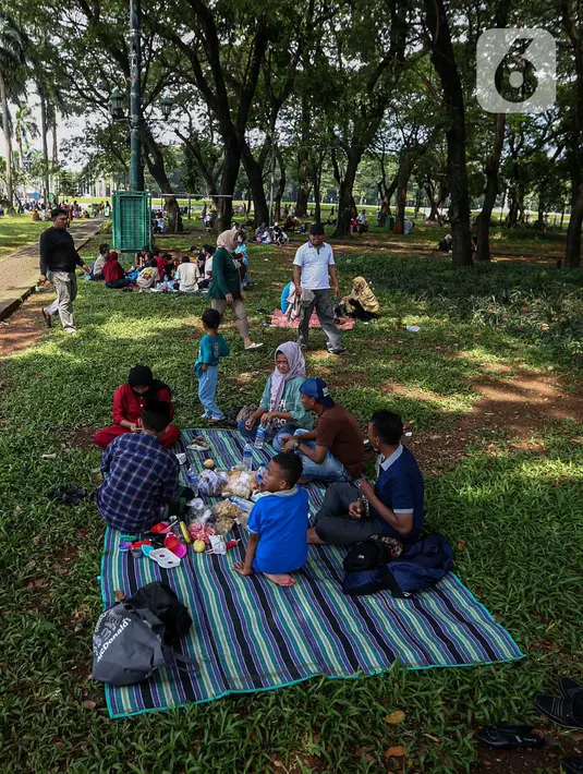 Bagi masyarakat yang ingin berkunjung ke Monas saat libur Lebaran bisa melalui akses pintu barat daya, IRTI, pintu tenggara atau Gambir dan pintu timur laut. (Liputan6.com/Angga Yuniar)