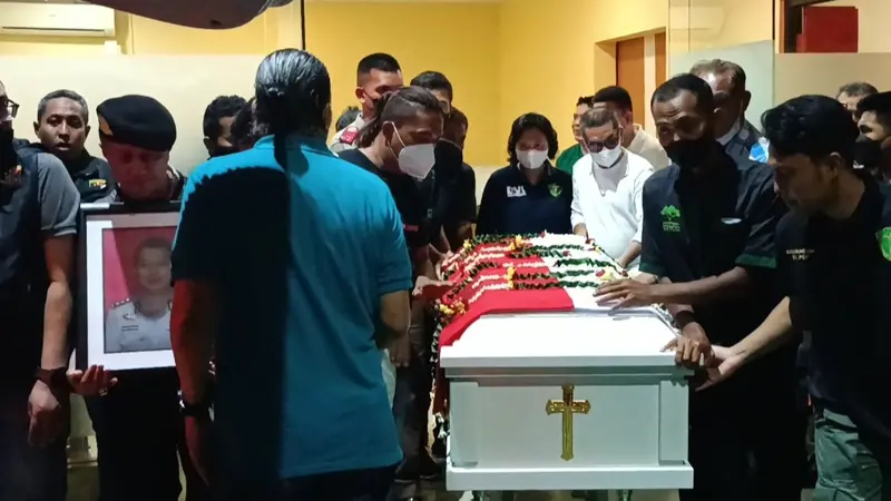 Kasat Narkoba Polres Jakarta Timur AKBP Buddy Alfrits Towoliu ditemukan tewas tertabrak kereta api di wilayah Pulogadung sekitar pukul 09.30 WIB pada Sabtu 29 April 2023, namun masih menyisakan misteri. Itulah top 3 news hari ini.