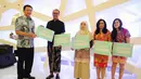 Ahok memberikan hadiah pada pemenang Jakarta Souvenir Design Award yang digelar Sabtu (21/06/14) di Senayan City, Jakarta (Liputan6.com/Faial Fanani) 