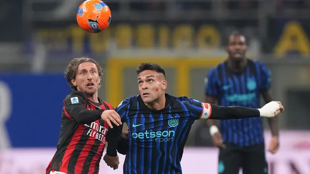Luka Modric dari AC Milan (kiri) berebut bola dengan Lautaro Martinez dari Inter Milan