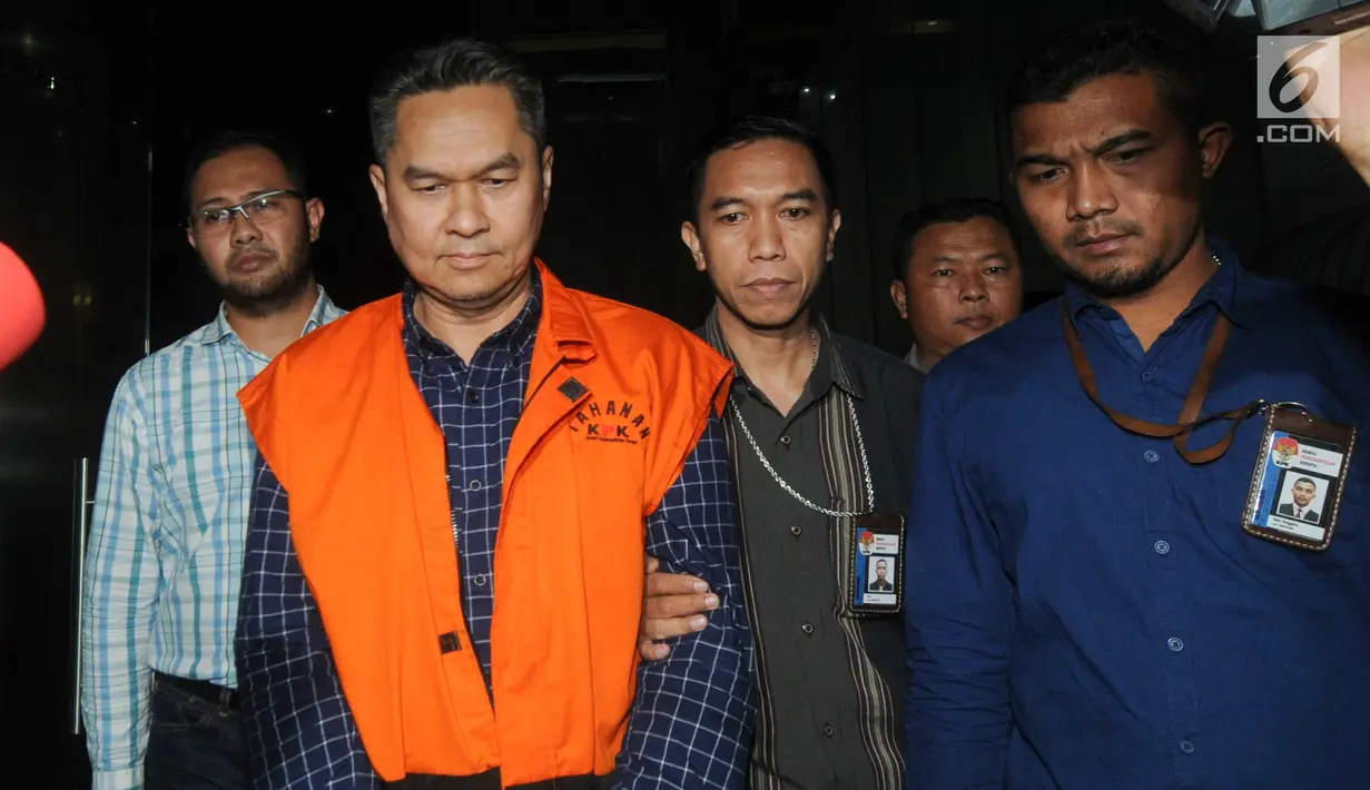 Direktur Keuangan PT Angkasa Pura (AP) II Andra Y Agussalam mengenakan rompi tahanan usai menjalani pemeriksaan pasca OTT di Gedung KPK, Jakarta, Jumat (2/8/2019). Andra Y Agussalam diduga menerima uang SGD 96.700 sebagai imbalan mengawal proyek BHS dikerjakan oleh PT INTI. (merdeka.com/Dwi Narwoko)
