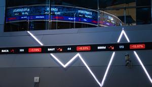 Adapun total volume saham yang telah diperdagangkan adalah 98,791 miliar senilai Rp67,823 triliun. Tampak dalam foto, papan elektronik menampilkan pergerakan Indeks Harga Saham Gabungan (IHSG) di Bursa Efek Indonesia, Jakarta, Kamis (29/1/2026). (YASUYOSHI CHIBA/AFP)