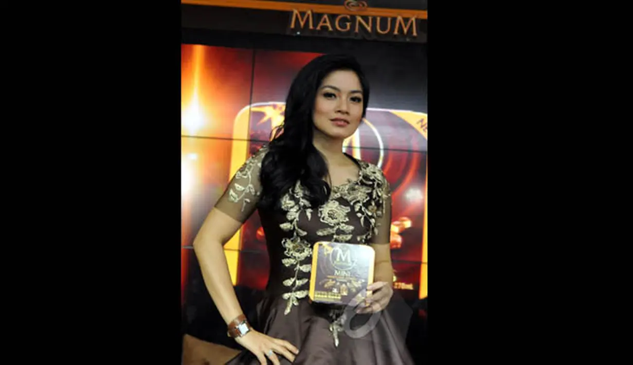 Titi Kamal tampil memesona dengan dress peplum coklat saat ditemui di Grand Indonesia Shopping Town, Jakarta, Jumat (16/01/2015). (Liputan6.com/Panji Diksana)