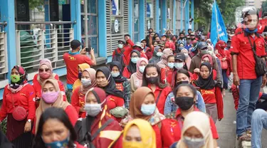 Suasana Jalan Salemba Raya yang dipadati pengunjuk rasa di Jakarta, Kamis (8/10/2020). Banyaknya jumlah pengunjuk rasa yang berjalan menuju Istana Negara menyebabkan Jalan Salemba Raya dari arah Matraman tertutup dan tidak bisa dilalui kendaraan. (Liputan6.com/Immanuel Antonius)