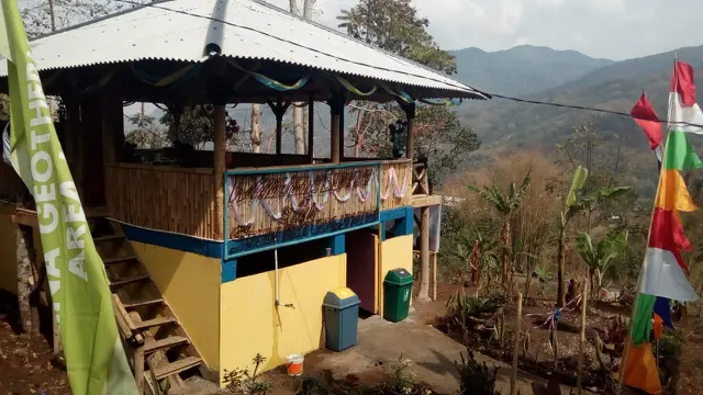 Di atas hamparan perbukitan warga desa Cinta, nampak dengan asri sebuah bangunan Saung Cinta Lembur Kuring berdiri dengan gagah, hasil swadaya warga dengan bantuan CSR Pertamina PGE Area Karaha