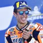 Pembalap Repsol Honda, Alex Marquez, melakukan selebrasi usai menjuarai balapan MotoGP Aragon, Spanyol, Minggu (18/10/2020). Alex Rins berhasil finis pertama dengan catatan waktu 41 menit, 54,391 detik. (AP Photo/Jose Breton)