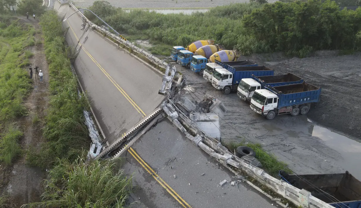 Pemandangan dari udara menunjukkan jembatan Kaoliao yang runtuh di wilayah Hualien Taiwan timur (19/9/2022). Pusat Seismologi Taiwan mencatat gempa pada Minggu berada di kedalaman 7 kilometer di sebelah utara Kabupaten Taitung. (AFP/Sam Yeh)