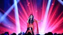 Panggung spektakuler didukung tata cahaya lampu berwarna-warni membuat acara itu terkesan mewah. Krisdayanti tampil dengan gaun merah yang tipis hingga terlihat lekuk tubuhnya. (Adrian Putra/Bintang.com)