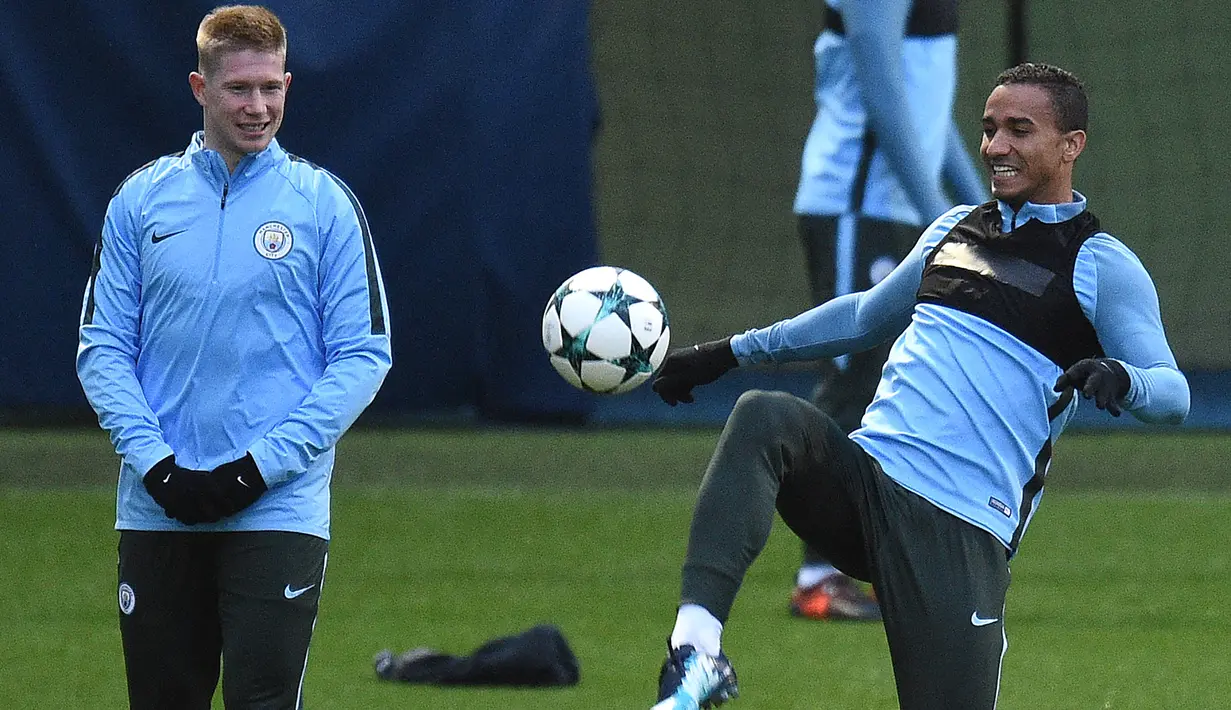 Pemain Manchester City, Kevin De Bruyne (kiri) melihat aksi rekannya Danilo pada sesi latihan di City Football Academy, Manchester, (20/11/2017). City akan melawan Feyenord ada grup F. (AFP/Oli Scarff)