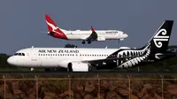 Gambar yang diambil pada 6 Desember 2023 ini menunjukkan sebuah pesawat penumpang Air New Zealand di depan pesawat Qantas Airways yang mendarat di Bandara Internasional Kingsford Smith Sydney. (DAVID GRAY / AFP)