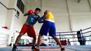 Petinju asal Thailand, Peamwilai Laopeam (kiri) saat berlatih demi mendapatkan emas di Olimpiade Rio 2016 di Brasil saat sesi pelatihan di gym di Bangkok, Thailand, 9 Juni 2016. (REUTERS/Athit Perawongmetha)
