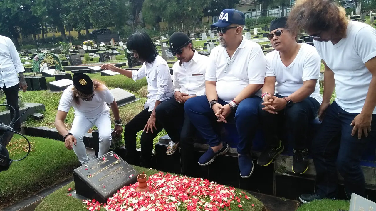 Indro Warkop dan OM PMR ziarah makam (Liputan6com/Sapto Purnomo)