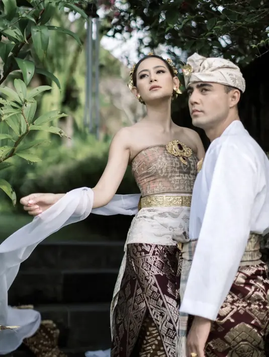 Pasangan cantik dan ganteng ini terlihat serasi. Selamat menikah Laura dan Indra! [Foto: Instagram @lauratheux]