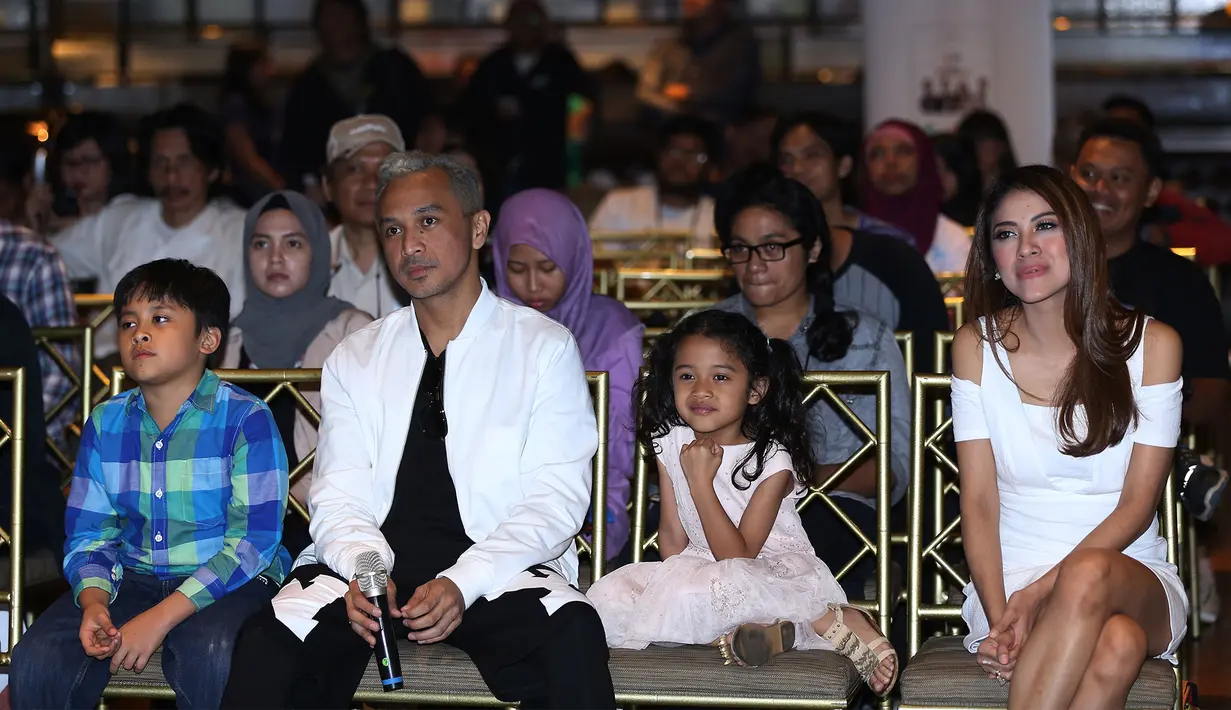 Bagaimana posesif vokalis Nidji ini bisa disaksikan lewat vidio.com dalam Catatan Harian Giring. (Andy Masela/Bintang.com)