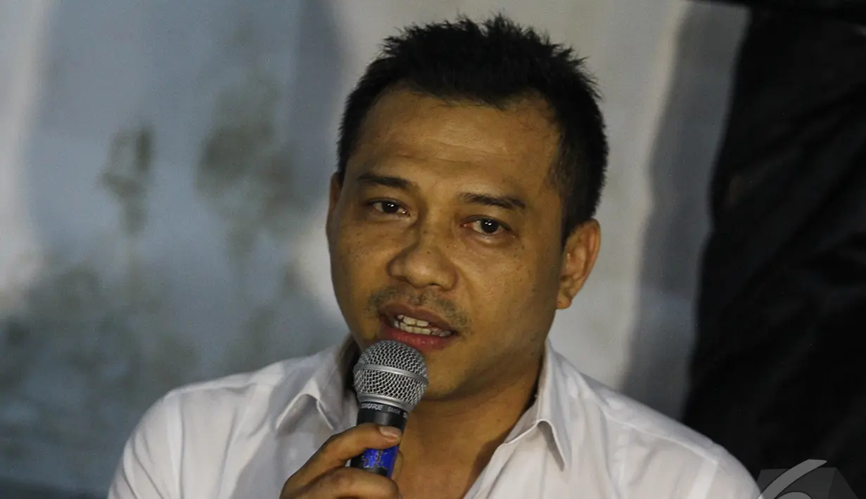 Penyanyi yang juga anggota DPR RI dari PAN Anang Hermansyah datang ke Konser Salam 3 Jari, Jakarta, Senin (20/10/2014) (Liputan6.com/Faizal Fanani)