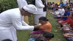 Ratusan pengungsi menggelar persembahyangan bersama di lokasi pengungsian di Gor Swecapura, Klungkung, Bali.