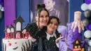 Pesta ulang tahun pun digelar meriah dengan mengusung tema unik yang tengah viral, yakni serial Wednesday. @ayutingting92.