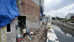 Warga saat berada di dekat bantaran Kali Krukut, Taman Sari Jakarta Barat, Kamis (3/11). Sebelumnya, sebanyak 44 bangunan di bantaran Kali Krukut dibongkar terkait program penataan oleh Pemprov DKI pada 2 Juni lalu. (Liputan6.com/Yoppy Renato)