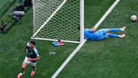 Pemain Meksiko Raul Jimenez mencetak gol ke gawang Afsel di laga pembuka Piala Dunia 2026 (AFP)