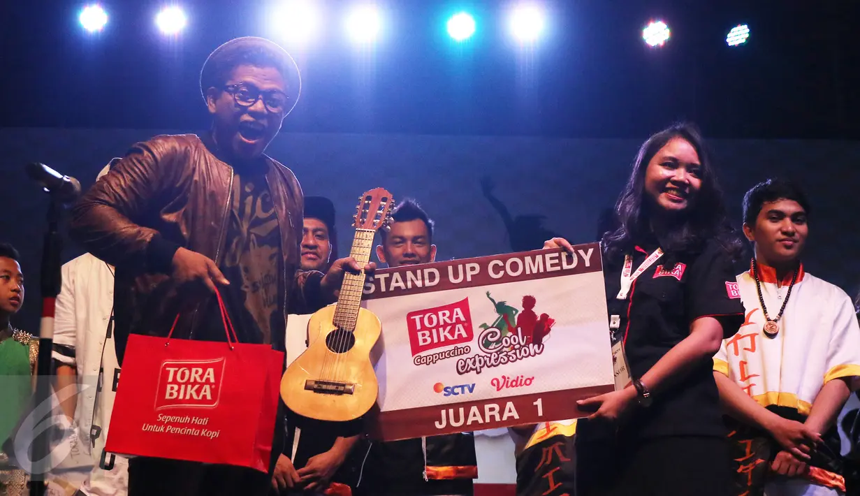 Finalis kategori stand up comedy, Panca Warna berfoto bersama Brand Manager Torabika Melatie Emmanuelle saat menerima hadiah pada final Torabika Cappucino Cool Expression di Plaza Barat Senayan, Jakarta, Sabtu (4/6/2016). (Liputan6.com/Herman Zakharia)