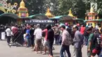 Ribuan bonek mania menyerbu tempat penjualan tiket pertandingan antara Persebaya melawan Arema pada Minggu, 6 Mei 2018.