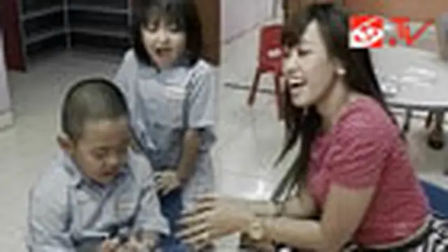 Pinkan Habiskan Waktu Senggang Bersama Buah Hati