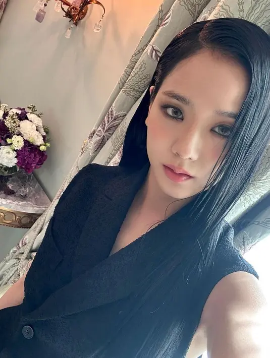 <p>Riasan mata ditekan secara halus dengan menyusun alis menggunakan Diorshow Brow Styler dan Diorshow on set brow untuk efek alami. [Dior]</p>