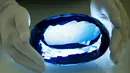 Sebuah batu permata jenis topaz berwarna biru dipamerkan di Museum Sejarah Alam London, Inggris, Selasa (27/9). Batu Topaz ini milik pengusaha Inggris dan filantropis Maurice Ostro. (REUTERS / Peter Nicholls)