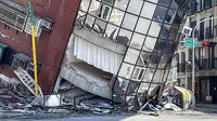 Foto yang diambil Kantor Berita Pusat Taiwan (CNA) pada 3 April 2024 ini menunjukkan sebuah bangunan yang rusak di Hualien, pasca gempa besar melanda bagian timur Taiwan. (CNA/AFP)