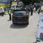 Polantas Polres Bogor mengatur lalu lintas yang melintasi Pos Pengawasan Larangan Mudik di Cigombong, Bogor, Rabu (29/4/2020). Polres Bogor terus melakukan penyekatan  mencegat pemudik sekaligus PSBB mengantsipasi penyebaran virus Covid-19. (merdeka.com/Arie Basuki)