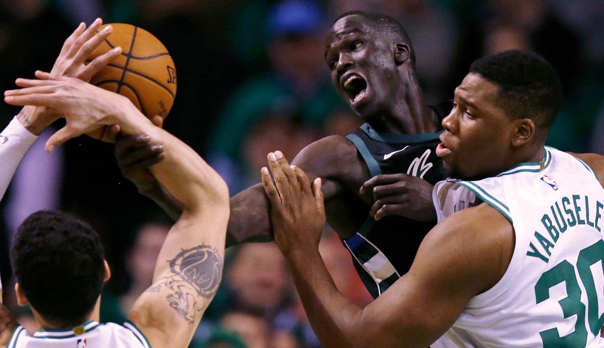 Pebasket Boston Celtics, Guerschon Yabusele, berebut bola dengan pebasket Milwaukee Bucks,  Thon Maker, pada gim kedua babak play off NBA di Stadion TD Garden, Rabu (18/4/2018). Celtics menang 120-106 atas Bucks. (AP/Charles Krupa)