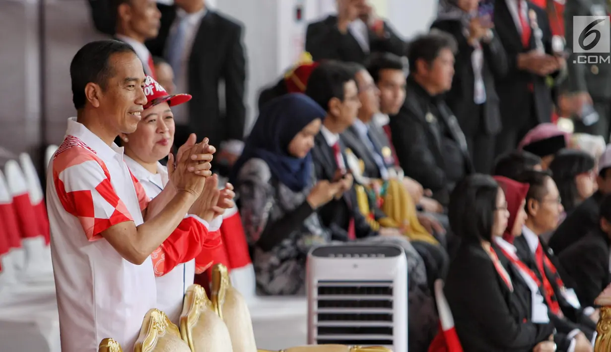 Presiden Joko Widodo dan Menko PMK Puan Maharani aat acara api obor Asian Games 2018 sebelum upacara penurunan Bendera Merah Putih di Istana Negara Jakarta, Jumat (17/8). (Liputan6.com/Pool/Eko)
