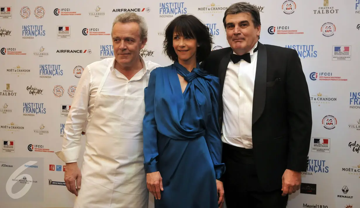 (Ki-ka) Chef Alain Passard, aktris Prancis Sophie Marceau dan Direktur Institut Prancis di Indonesia (IFI), Marc Piton berfoto bersama saat menghadiri gala dinner Prancis-Indonesia di Jakarta, Minggu (20/3). (Liputan6.com/Johan Tallo)