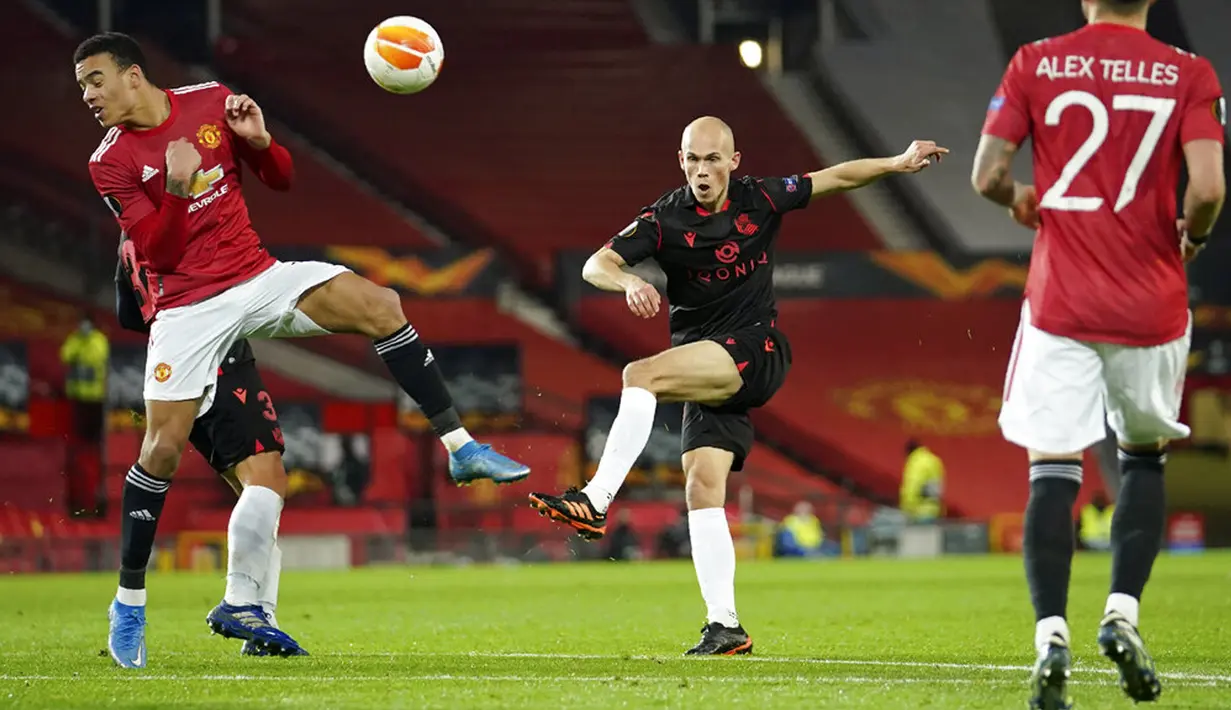 Pemain Real Sociedad Jon Guridi melakukan tembakan ke gawang Manchester United pada pertandingan leg kedua babak 32 besar Liga Europa di Old Trafford, Manchester, Inggris, Kamis (25/2/2021). Laga berakhir 0-0 dan MU lolos ke babak 16 besar. (AP Photo/Dave Thompson)
