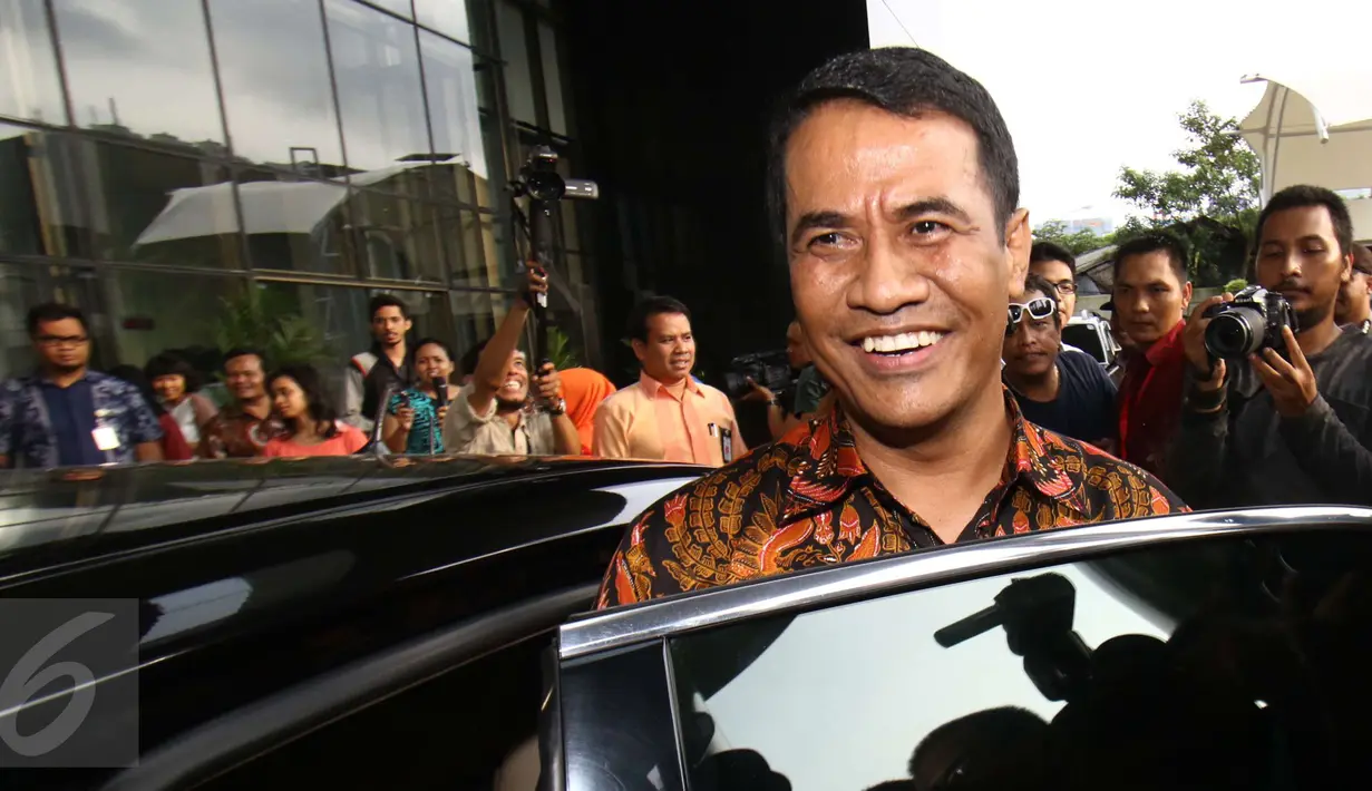 Mentan Andi Amran bersiap meninggalkan gedung KPK usai berdiskusi dengan Pimpinan KPK, Jakarta, Jumat (24/2). Amran mengaku kedatangannya itu untuk membahas beberapa hal, salah satunya terkait pupuk bersubsidi. (Liputan6.com/Helmi Afandi)