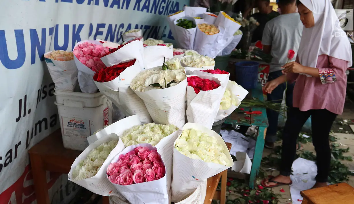 Deretan bunga mawar aneka warna dijual di kawasan Tangerang, Banten, Selasa (13/2). Hari Valentine atau Hari Kasih Sayang diperingati setiap tanggal 14 Februari. (Liputan6.com/Angga Yuniar)
