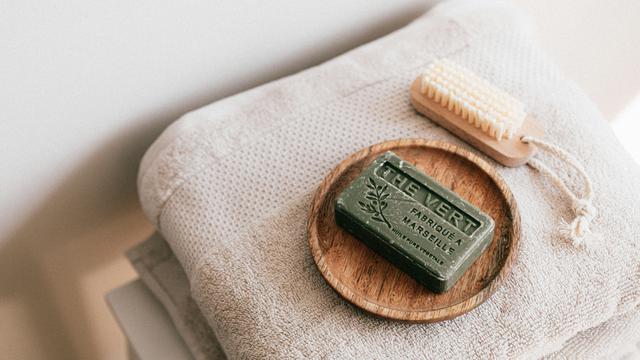 7 Tips Mengatasi Bau Badan yang Kuat dari Ahli, Mandi Setiap Hari hingga Cukur Bulu Ketiak