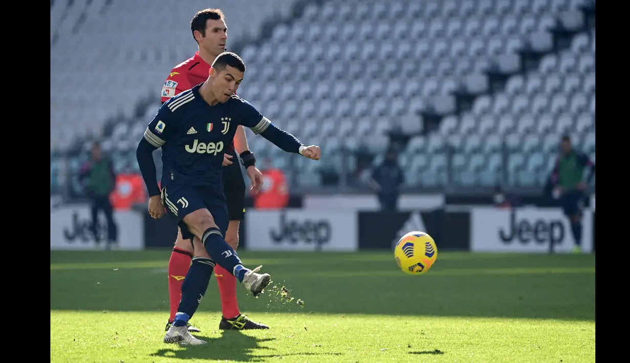 Pemain Juventus, Cristiano Ronaldo menendang bola ke gawang Bologna dalam laga lanjutan Liga Italia di Stadion Allianz, Turin, Minggu (24/1/2021). (Foto: AFP/Miguel Medina)