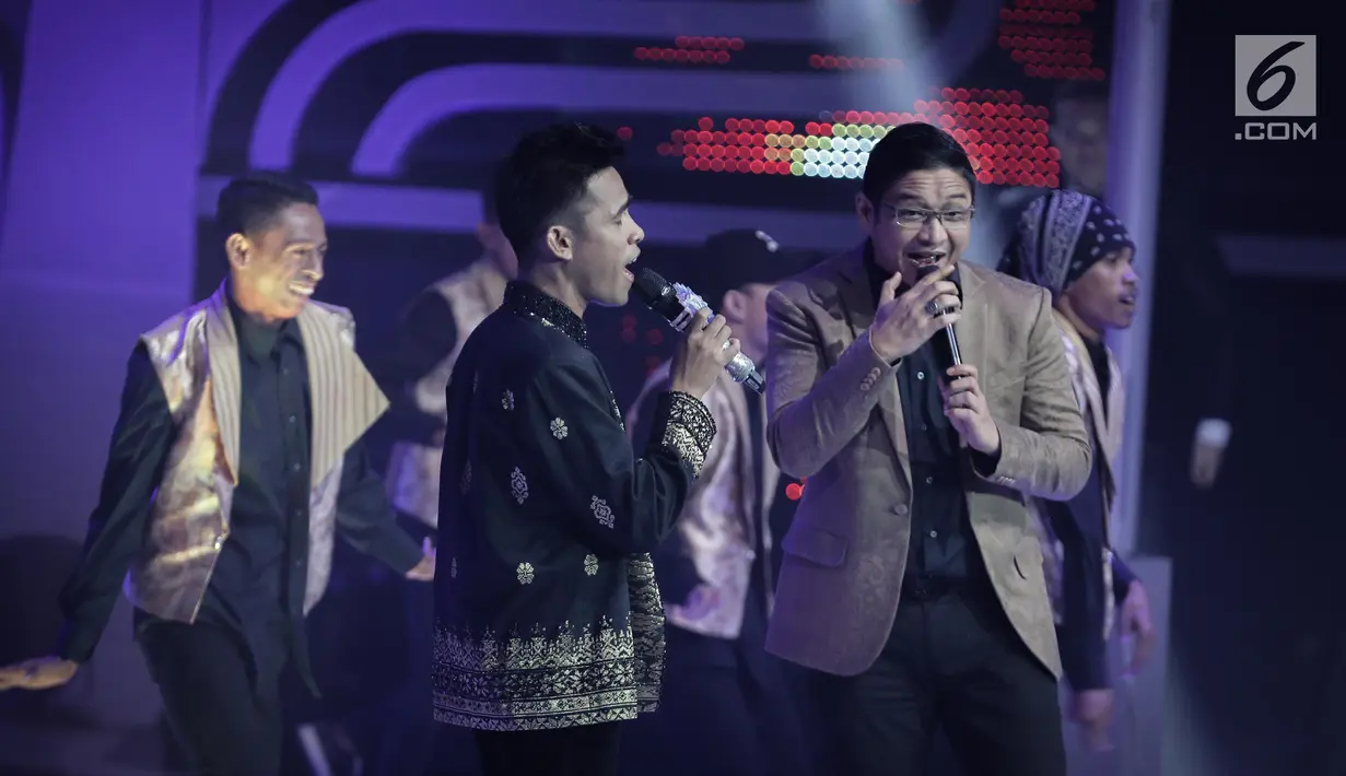 Aksi Fildan finalis asal kota Bau-Bau berduet dengan Pasha Ungu dalam Grand Final Dangdut Academy 4 atau D'Academy 4 di Studio 5 Indosiar, Jakarta, Jumat (19/5). (Liputan6.com/Faizal Fanani)