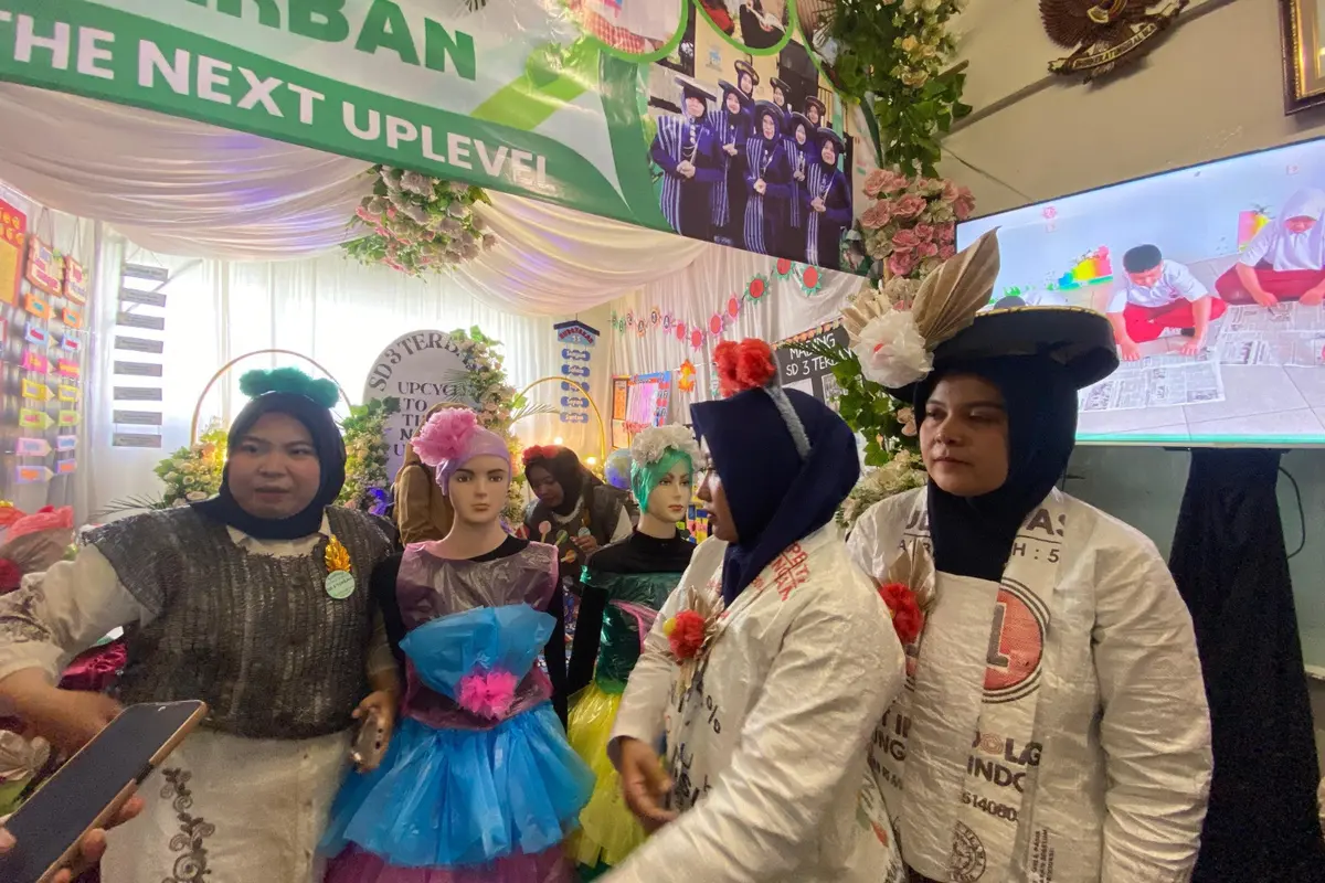 Tim guru SDN 3 Terban memajang karya siswanya menciptakan busana dan aneka kerajinan berbahan limbah saat expo Program Beraksi Kudus. (Liputan6.com/Arief Pramono).