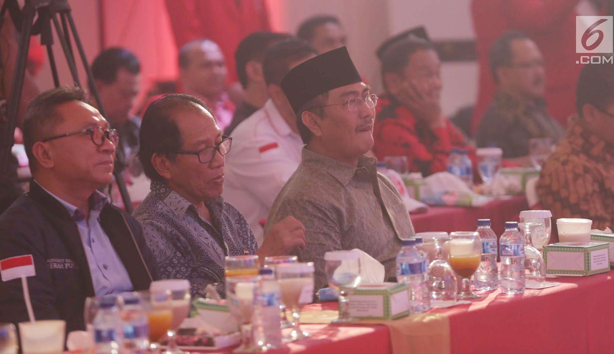 Ketua Umum ICMI Jimly Asshiddiqie (kanan), Ketua Umum PAN Zulkifli Hasan (kiri) dan Ketua Umum ATVSI Ishadi saat menghadiri acara Syukuran PKPI di Cipayung, Jakarta, Jumat (29/12). (Liputan6.com/Faizal Fanani)