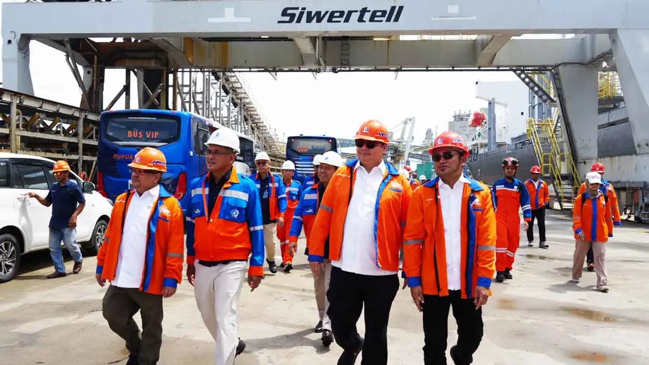Menteri Koordinator Bidang Perekonomian Airlangga Hartarto, dalam Kunjungan Kerja ke PT Pupuk Kalimantan Timur (Pupuk Kaltim), di Kota Bontang, Provinsi Kalimantan Timur, Selasa (13/08).