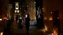 Para wisatawan menikmati keindahan lilin - lilin saat digelarnya festival Birgu di Malta, Sabtu (10/10/2015). Festival ini bertujuan memberikan sentuhan magis terhadap kota yang dulunya merupakan rumah pertama Knights of St John. (REUTERS/Darrin Zammit)